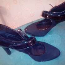 Туфли на шпильке. Одеты 1 раз. Каблук - 10 см. Лак+замша, в Москве