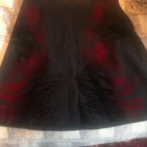 Габардиновая черная юбка с бархатной вишневой вышивкой, в Гатчине