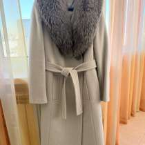 Пальто с воротником из натурального меха, в Москве