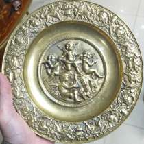 Бронзовая настенная тарелка с ангелочками, тяжёлая, старая, в Ставрополе