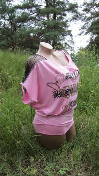 Розовая женская футболка с надписями в фото 3