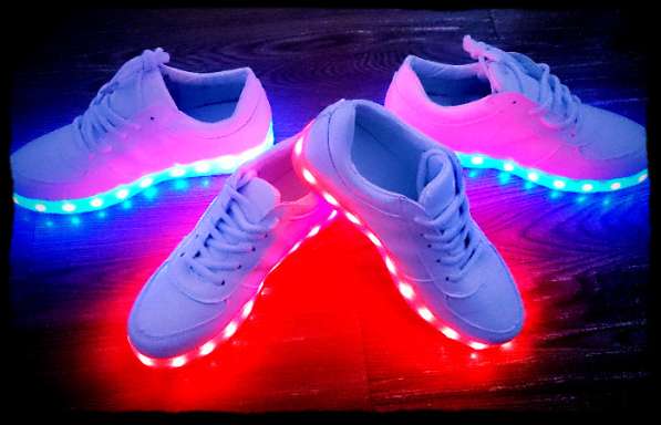 Модные LED кроссовки с подсветкой подошвы в 