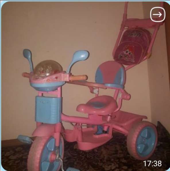 Трехколесный розовый велосипед