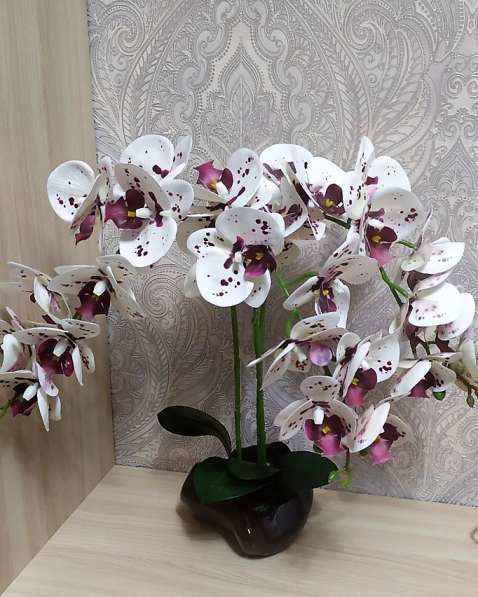Орхидея из латекса в керамическом кашпо в Елеце