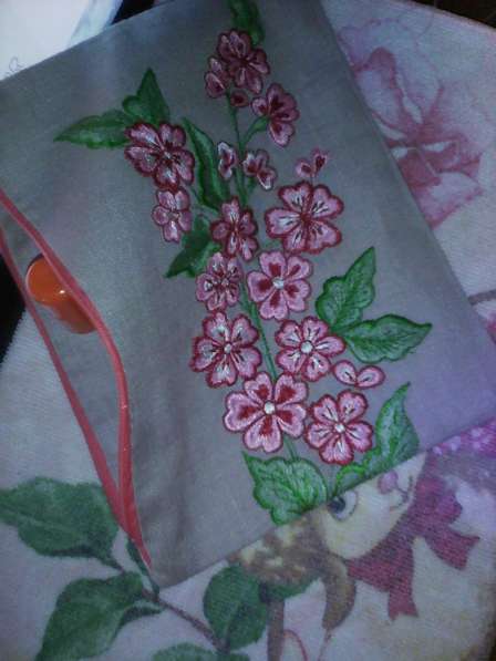 Оформление вышивкой одежды в фото 21