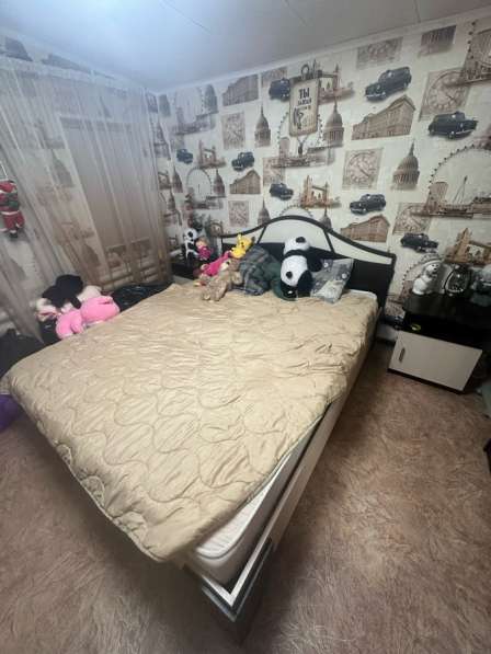 Кровать двуспальная +матрас и две тумбочки