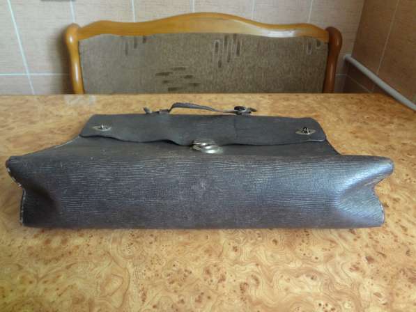 Старинный кожаный портфель для документов в