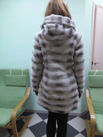 Уютную мутоновую шубку с капюшоном в Омске фото 3