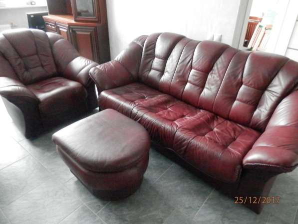 Продаю кожаный диван в комплекте с креслом и пуфом в Москве