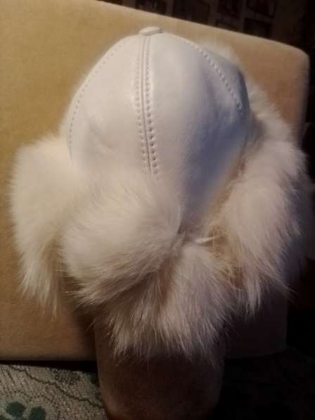 Женская шапка-ушанка белого цвета в 