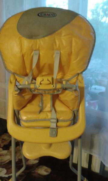 Детский стульчик для кормления ярко-желтого цвета в Санкт-Петербурге