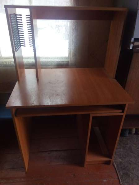 Продаются два стола, кухонный и компьютерный в Барнауле