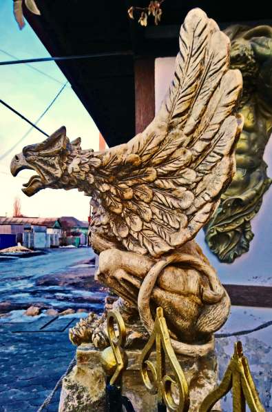 Скульптура Грифона в Москве фото 4