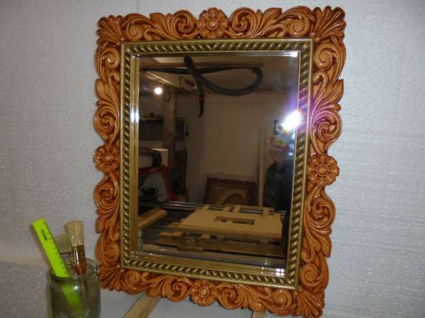 Зеркало настенное в деревянной резной раме