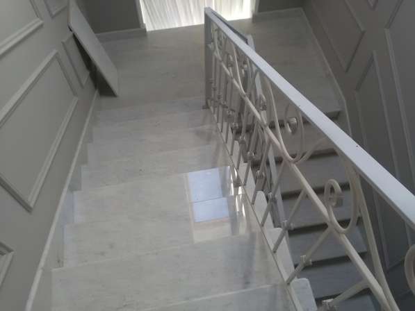 Лестницы из натурального камня мрамора и гранита в Москве фото 18