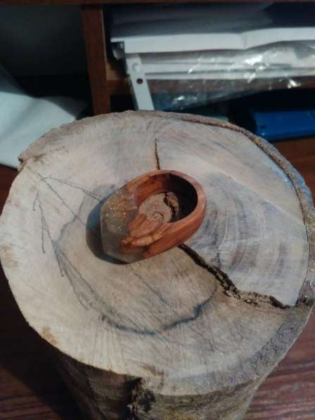 Кольца из дерева и ювелирной смолы в фото 3