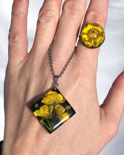 Кулон и кольцо с желтыми цветами в Кстове