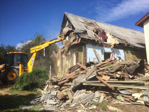 Демонтаж старых строений в Севастополе
