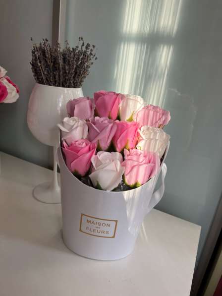 Ароматный букет 11 мыльных роз с живой гипсофилой в Мытищи фото 7