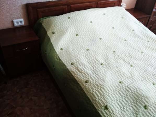 Продаю двухспальную кровать + 2 тумбочки в 
