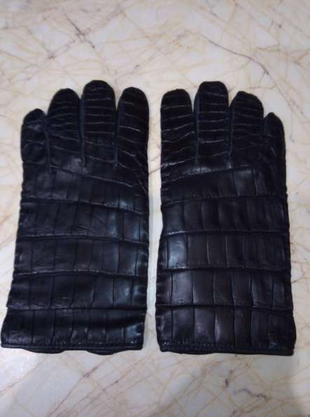 Перчатки из кожи крокодила
