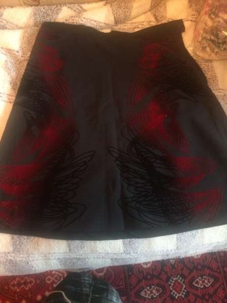 Габардиновая черная юбка с бархатной вишневой вышивкой