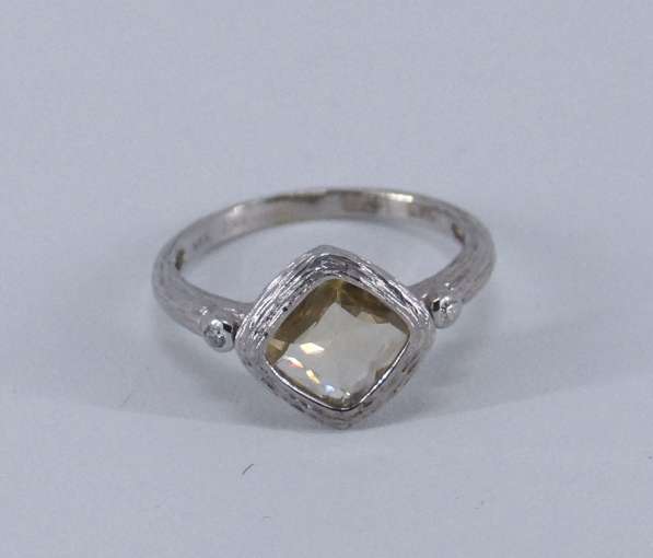 Золотое кольцо с жёлтым Сапфиром кушон и бриллиантами