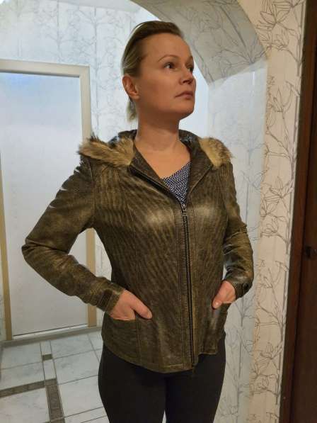 Кожаная демисезонная куртка с капюшоном из меха волка в Москве фото 3