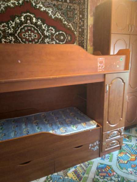Продам двухъярусную детскую кровать с матрасом в Костроме