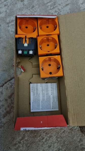 Розетка электрическая Legrand Mosaic (красный) в Москве