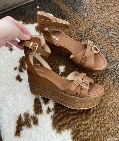 Босоножки женские на танкетке