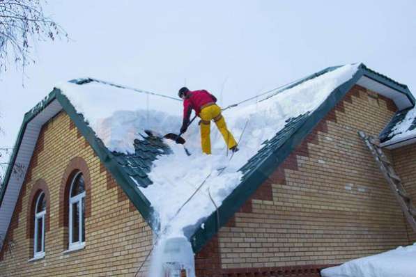 Уборка снега с крыши в Перми фото 3