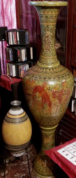 Две большие напольные вазы. Ручная роспись. Гончарная работа в фото 6