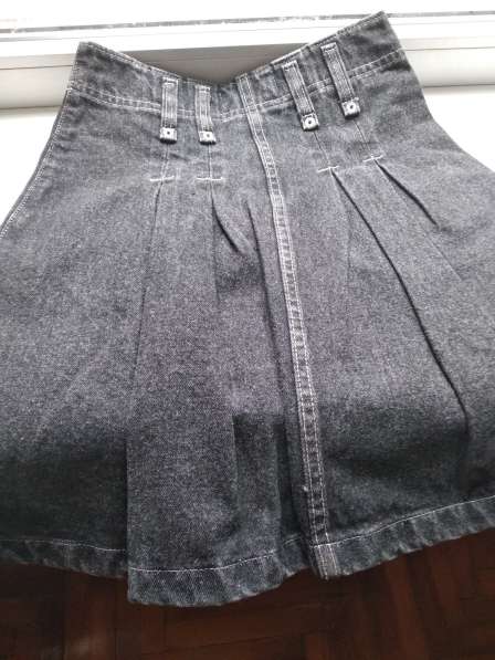 Новая черная фирменная джинсовая юбка со складками 30 размер в Пятигорске фото 4
