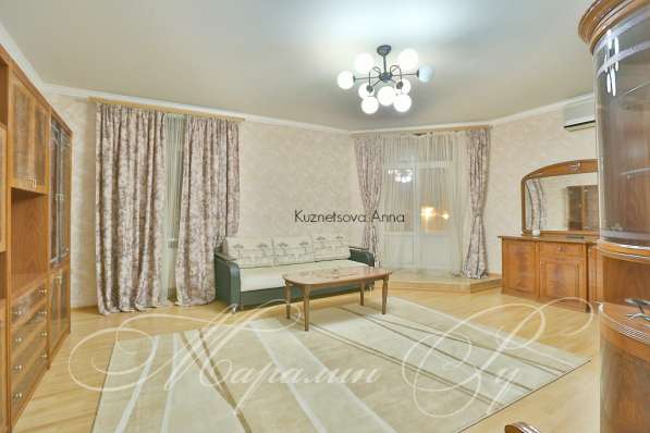Продам многомнатную квартиру в Ростов-на-Дону.Жилая площадь 180 кв.м.Этаж 4.Дом кирпичный.