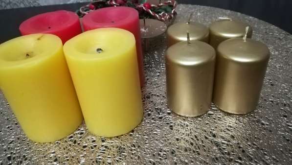Подсвечники со свечами разных размеров и расцветок в фото 6