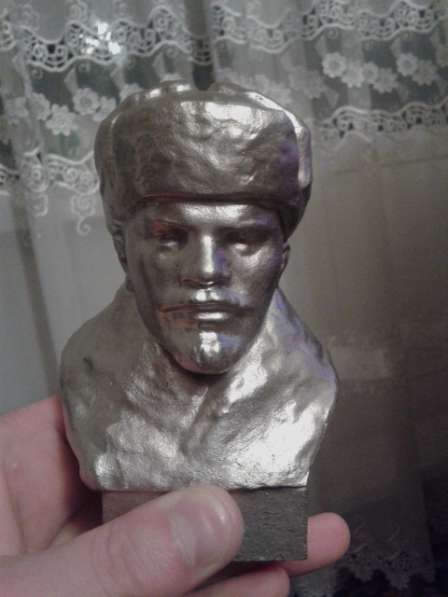 Бюст Ленина, в шапке ушанке