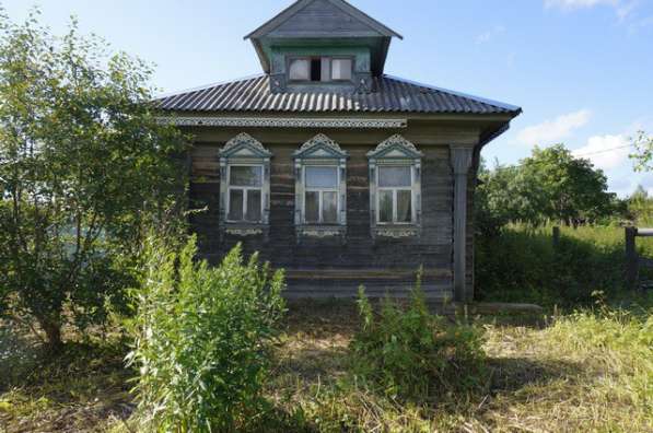 Бревенчатый рубленый дом на фундаменте, в тихой деревне