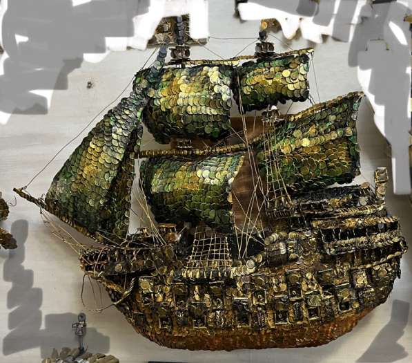 Парусник галеон из монет