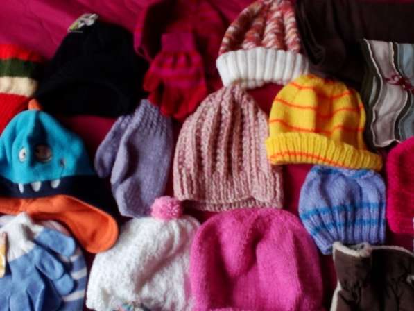 Детские шапочки с рукавицами и шарфы новые в фото 9