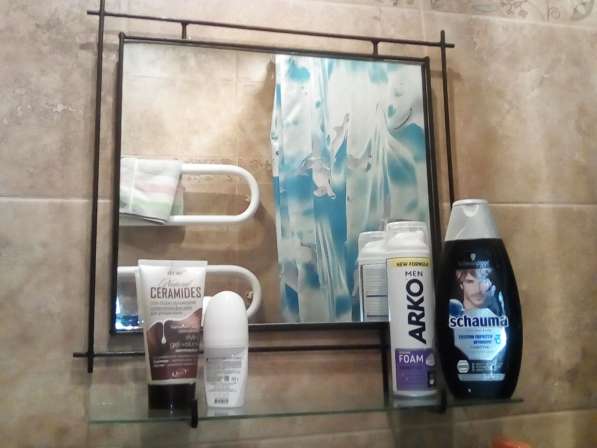 Зеркало со стеклянной полкой. в ванную комнату в фото 4