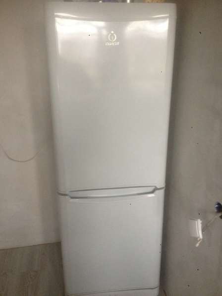 Продам холодильник indesit как нови! -170/60/60 в Владикавказе