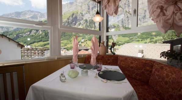 Гостиница в центре города-курорта Лойкербад в Альпах в фото 3