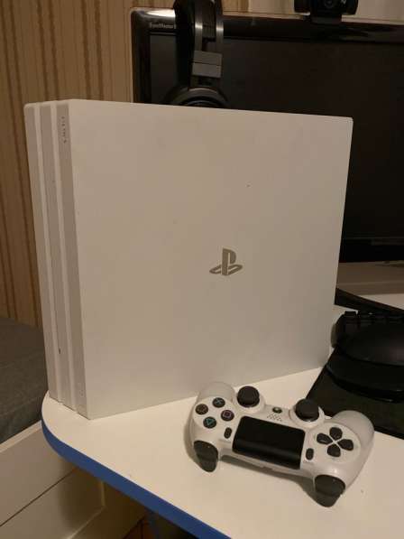 PS4 Pro + 8 игр