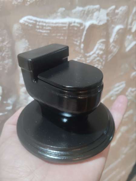 Миниатюрная инсталляция«Унитаз» в Москве фото 3