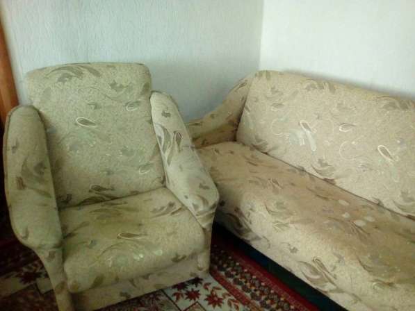 Продам б/у диван и 2 кресла в фото 3