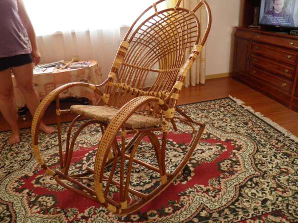 Роскошное плетёное кресло-качалка в отличном состоянии