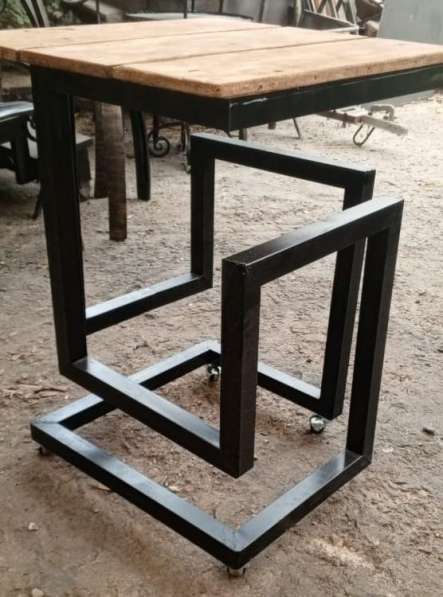 Стол на роликах в лофт стиле