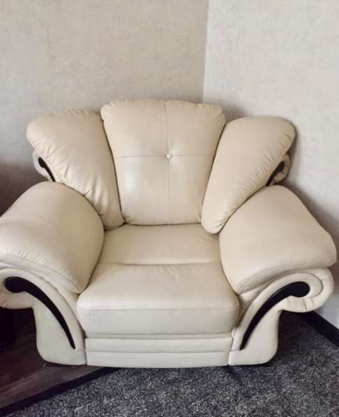 Кожаные диван и кресло