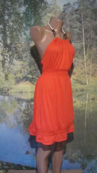 Оранжевый летний сарафан с открытой спиной в фото 3